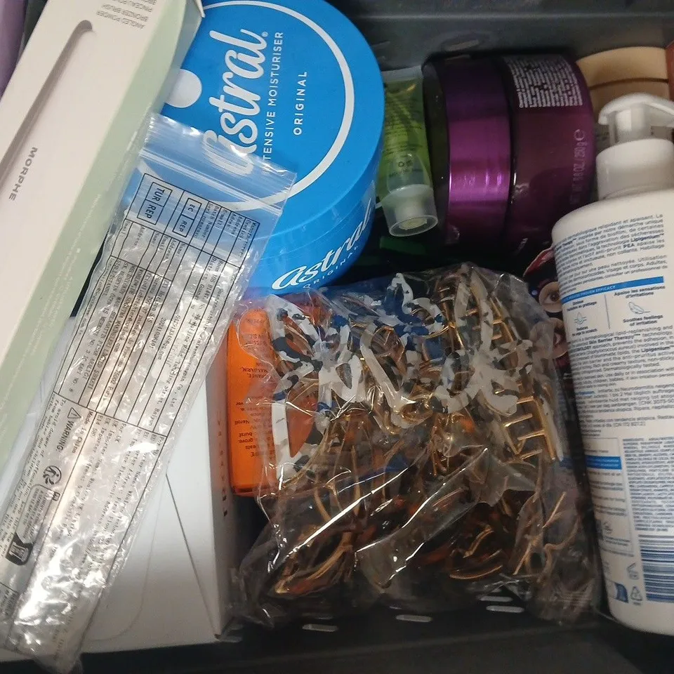 APPROXIMATELY 15 ASSORTED COSMETIC ITEMS INCLUDING VARIOUS MAKES AND BRANDS - COLLECTION ONLY