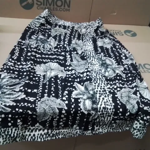 BOXED BRAND NEW APPROXIMATELY 10 JD WILLIAMS LINEN WRAP SKIRT MONO PRINT SIZE 18