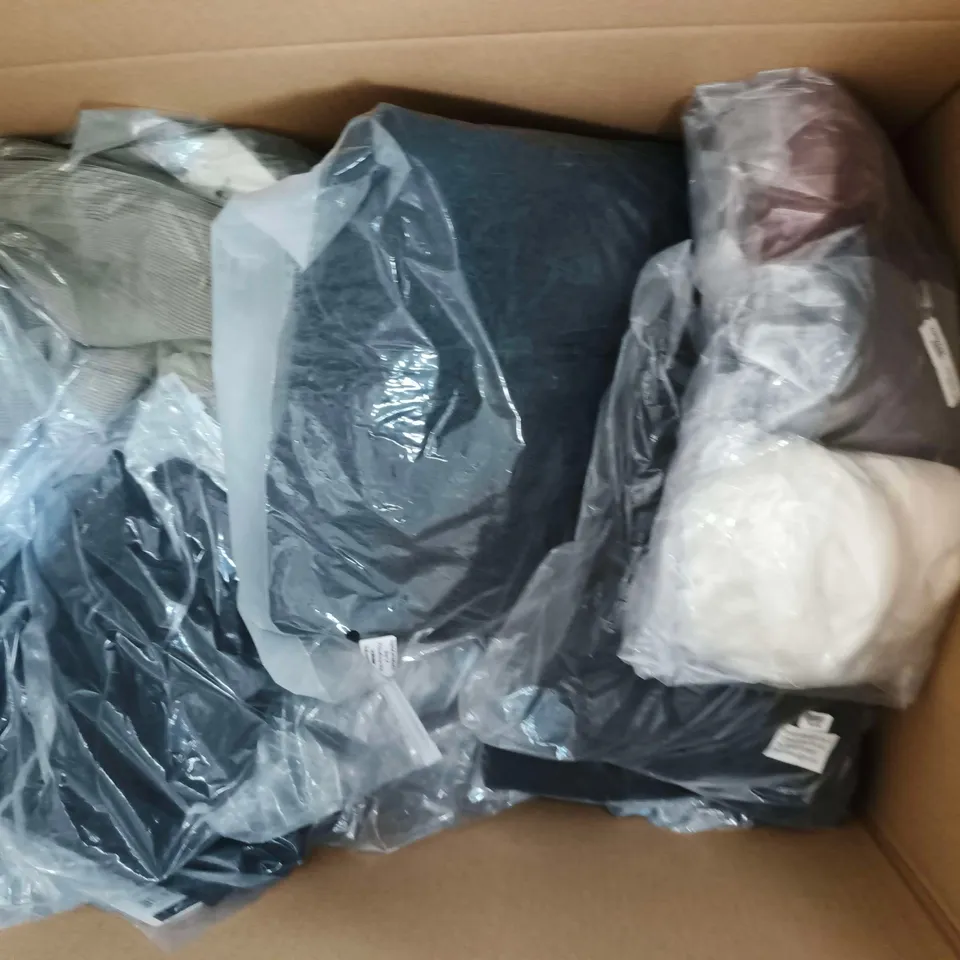 APPROXIMATELY 30 ASSORTED CLOTHING ITEMS IN VARIOUS SIZES, STYLES & COLOURS TO INCLUDE BRANDS SUCH AS LA MAREY, SOULSTAR, &MAISI, ETC - COLLECTION ONLY