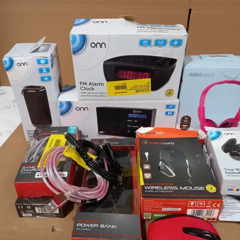 LOT OF APPROX. 15 ITEMS TO INCLUDE BLACKWEB WIRELESS MOUSE, BLACKWEB POWER BANK, BLACKWEB SYNC AND CHARGE CABLE, MIXX CARDIO SPORTS EARPHONES, ONN WIRELESS EARBUDS, ETC.