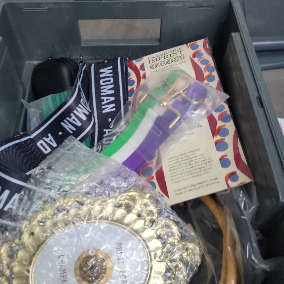 APPROXIMATELY 15 ASSORTED HOUSEHOLD ITEMS TO INCLUDE ELF PLUSH DOG TOY, COASTERS AND A NOTECARD SET