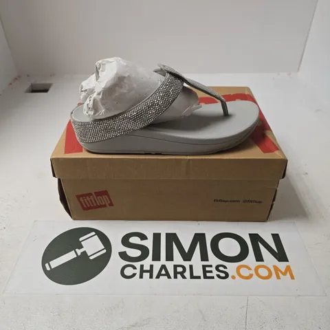 BOXED PAIR OF FITFLOP ISABELLE TOE POST SANDALS IN SILVER - UK 6