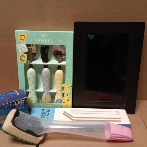 APPROXIMATELY 12 ASSORTED HOUSEHOLD ITEMS TO INCLUDE DIGITAL CALENDAR DAY CLOCK, VINERS TODDLER 3 PC CUTLERY SET, ELAVATE STAINLESS STEEL STRAW SET, ETC