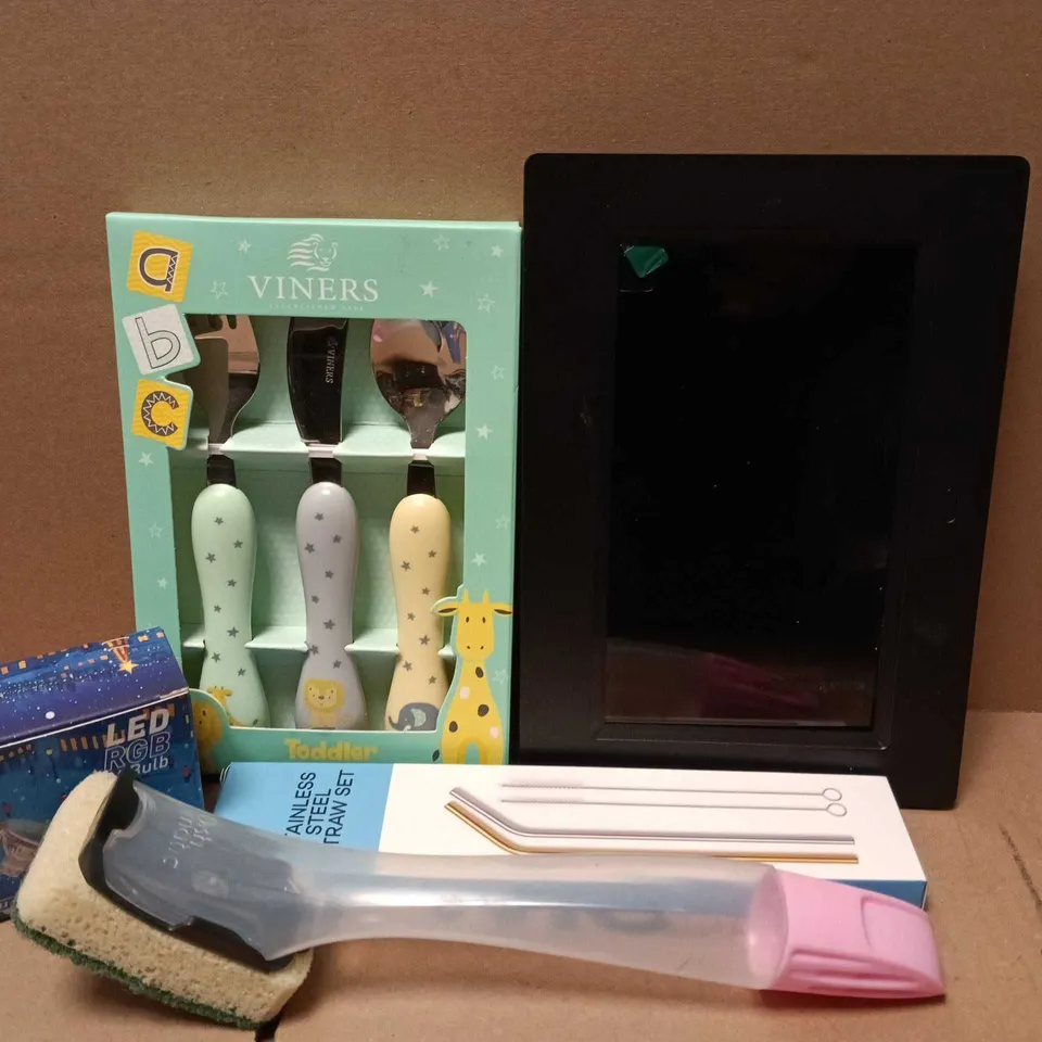 APPROXIMATELY 12 ASSORTED HOUSEHOLD ITEMS TO INCLUDE DIGITAL CALENDAR DAY CLOCK, VINERS TODDLER 3 PC CUTLERY SET, ELAVATE STAINLESS STEEL STRAW SET, ETC