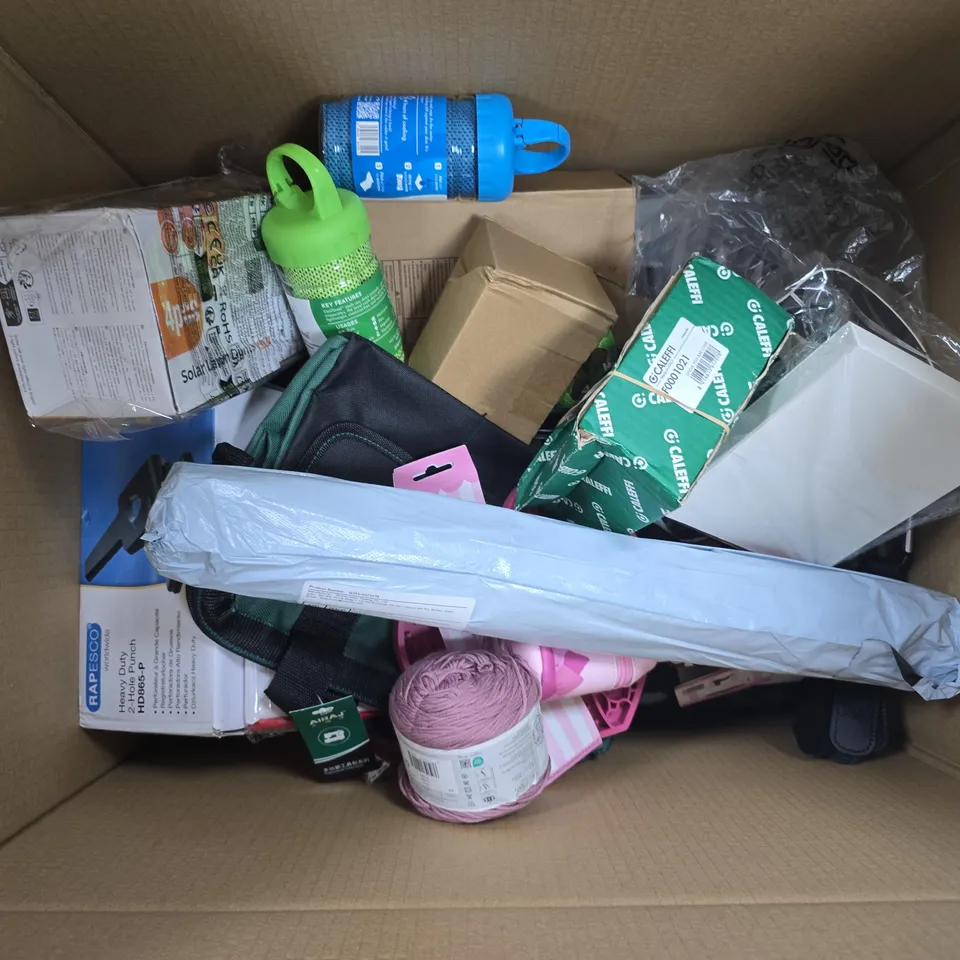 APPROXIMATELY 15 ASSORTED HOUSEHOLD PRODUCTS TO INCLUDE HEAVY DUTY HOLE PUNCH, LICK MAT, SOLAR LAWN LIGHTS, ETC - COLLECTION ONLY