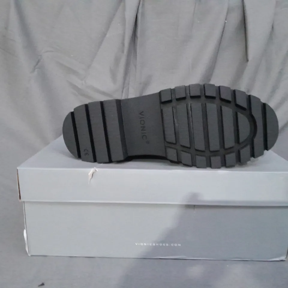 BOXED PAIR OF VIONIC ASPEN MILLIE LACE UP HIKER BOOTS IN BLACK SIZE 6