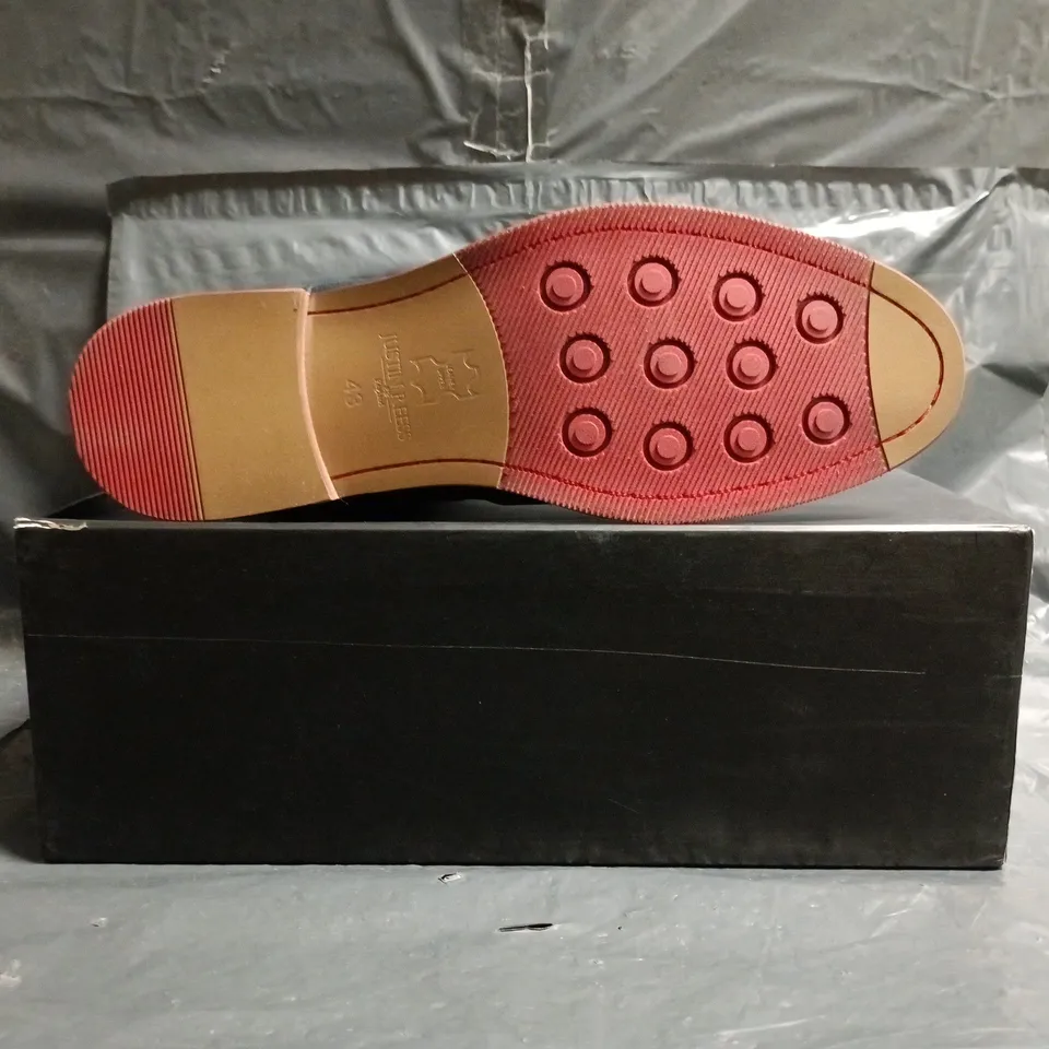 BOXED PAIR OF JUSTIN REESS CHELSEA BOOTS IN NAVY SIZE EU 43