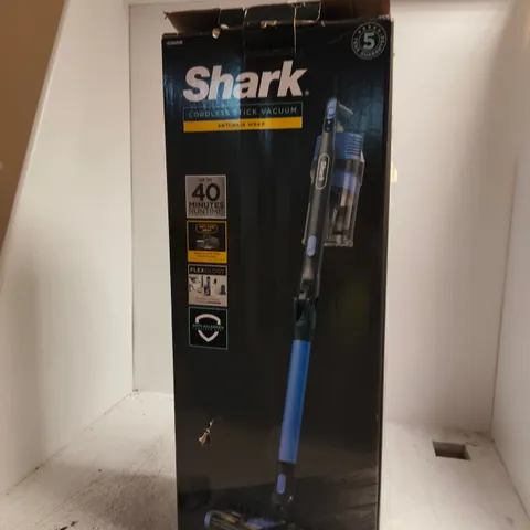 SHARK CORDLESS STICK VACUUM – ANTI HAIR WRAP, BOXED