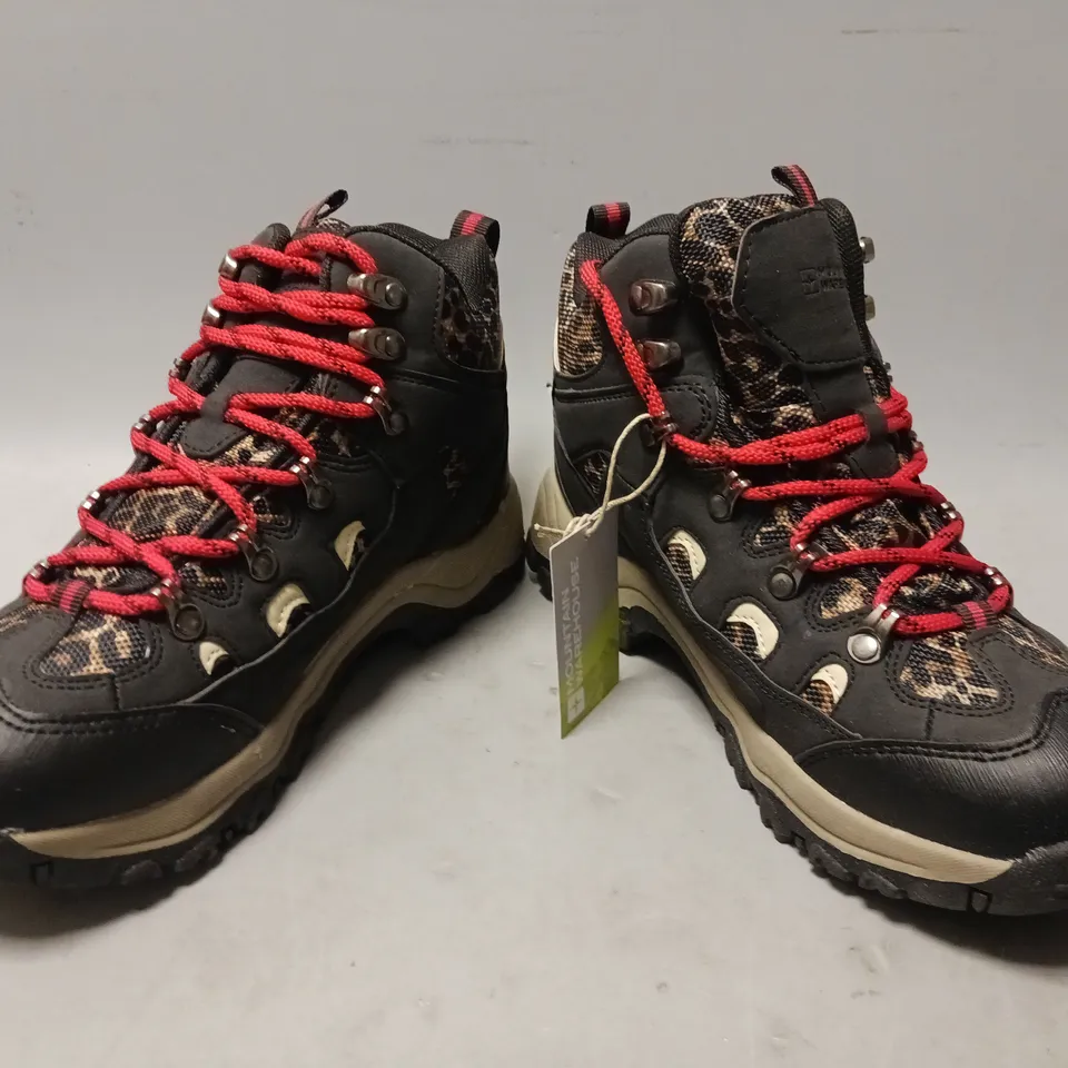 BOXED PAIR OF MOUNTAIN WAREHOUSE ADVENTURER WATERPROOF PRINTED WALKING BOOTS IN BLACK/ANIMAL PRINT UK SIZE 4.5