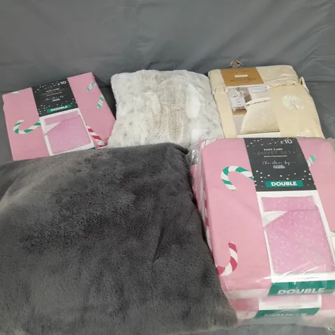 APPROXIMATELY 8 ASSORTED HOUSEHOLD ITEMS TO INCLUDE VARIOUS BEDDING IN VARIOUS SIZES AND STYLES