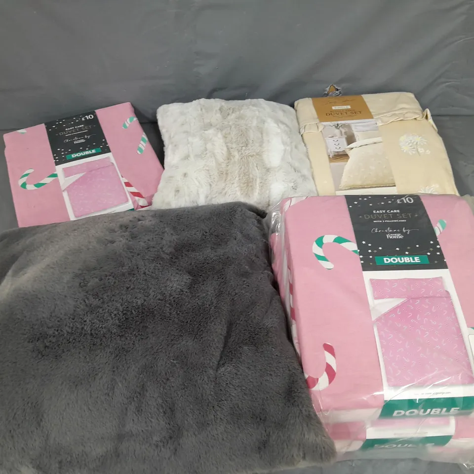 APPROXIMATELY 8 ASSORTED HOUSEHOLD ITEMS TO INCLUDE VARIOUS BEDDING IN VARIOUS SIZES AND STYLES