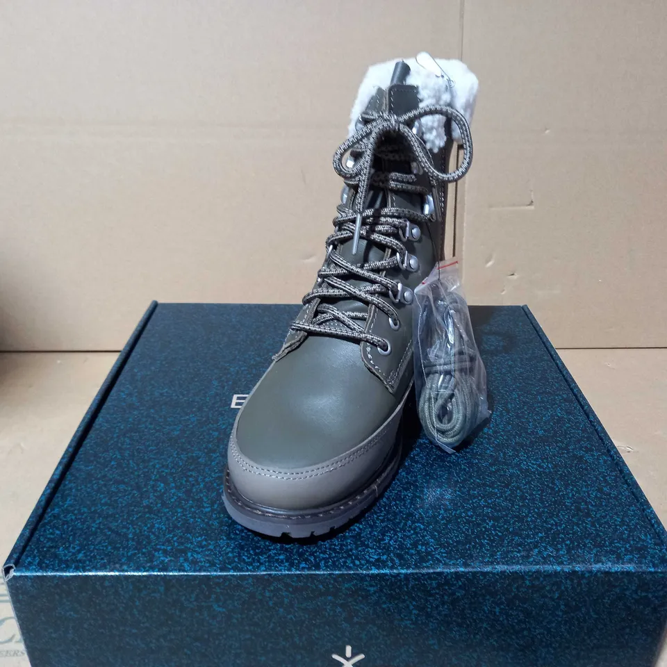 BOXED PAUR OF EMU OKAB FAUX LEATHER BOOTS IN DARK OLIVE UK SIZE 5