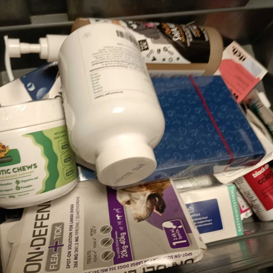 APPROXIMATELY 15 ASSORTED PET CARE PRODUCTS TO INCLUDE ELANCO SERESTO, EQVALAN ORAL PASTE, BABY FRESH CONDITIONER, ETC - COLLECTION ONLY
