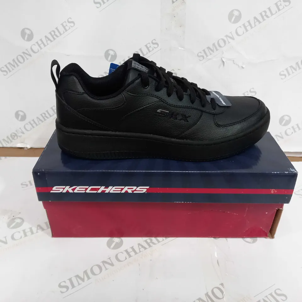 BOXED PAIR OF SKECHERS SPORT COURT 92 SHOES BLACK UK SIZE 10