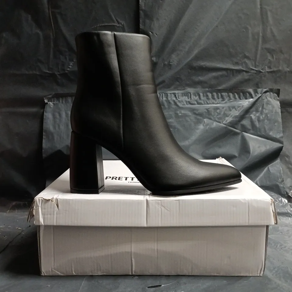 BOXED PAIR OF PRETTY LITTLE THING BLOCK HEEL ANKLE BOOTS IN BLACK SIZE 6