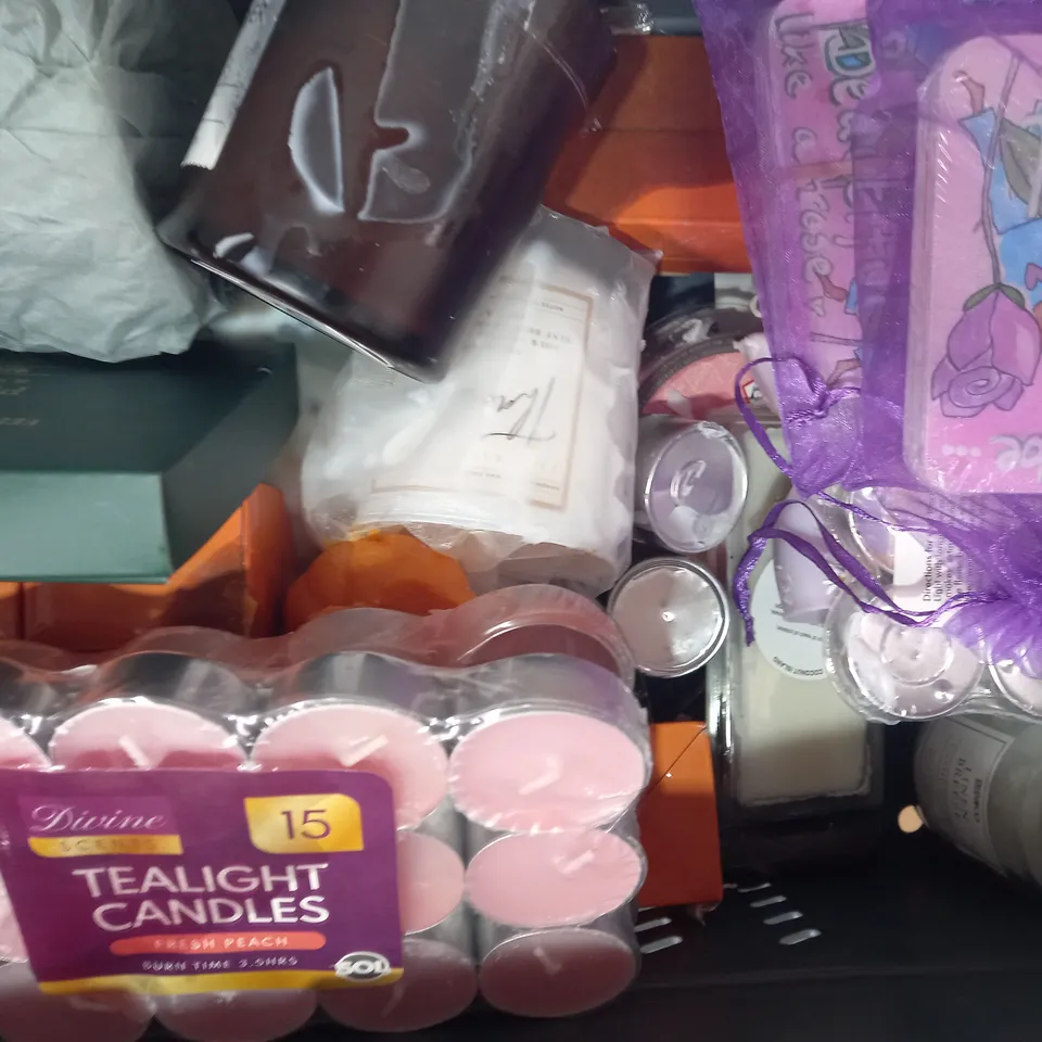LOT OF APPROXIMATELY 10 ASSORTED HOUSEHOLD ITEMS TO INCLUDE TEALIGHT CANDLES, OUTDOOR CAMPING LAMP, MOP HOLDER, ETC