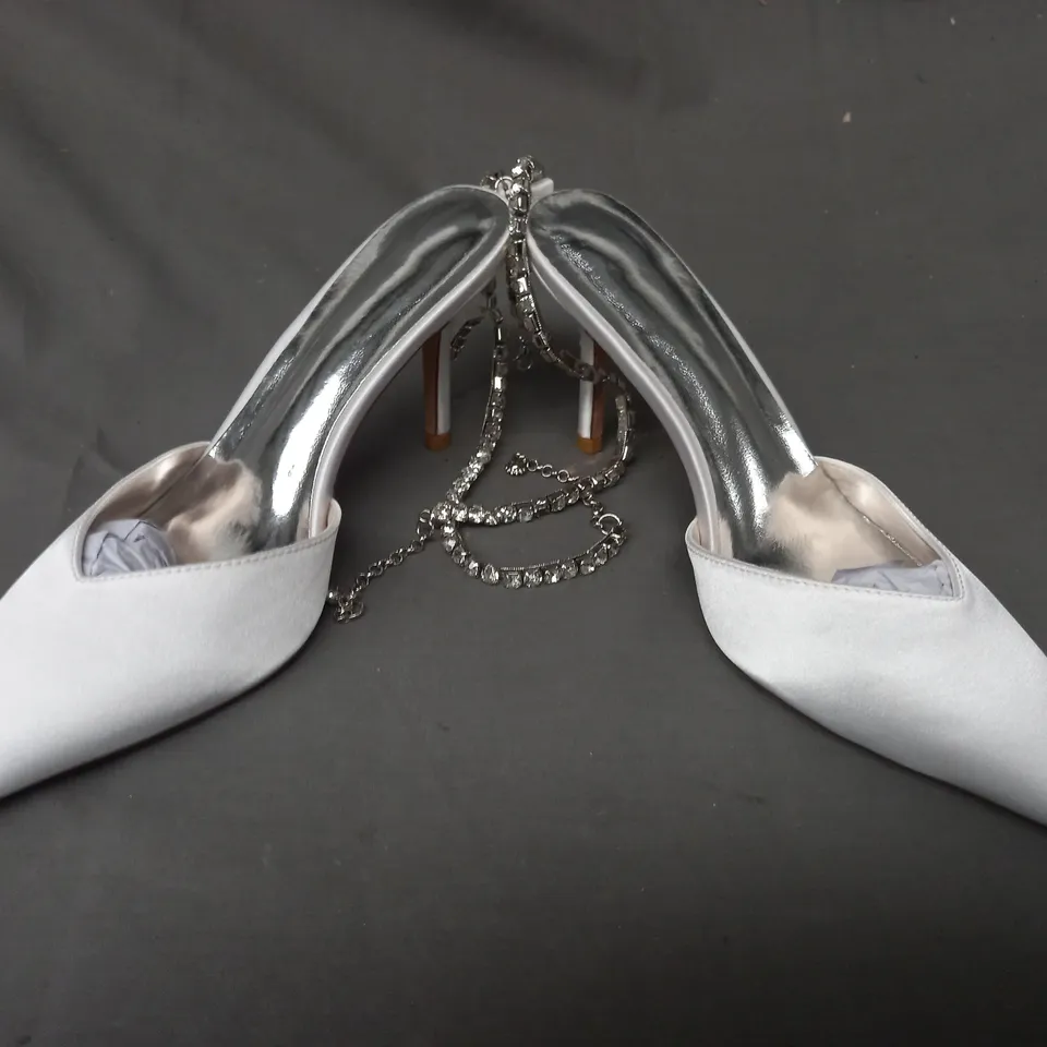 BOXED PAIR OF DESIGNER POINTED TOE HEELED SHOES IN IVORY W. JEWEL EFFECT EU SIZE 38