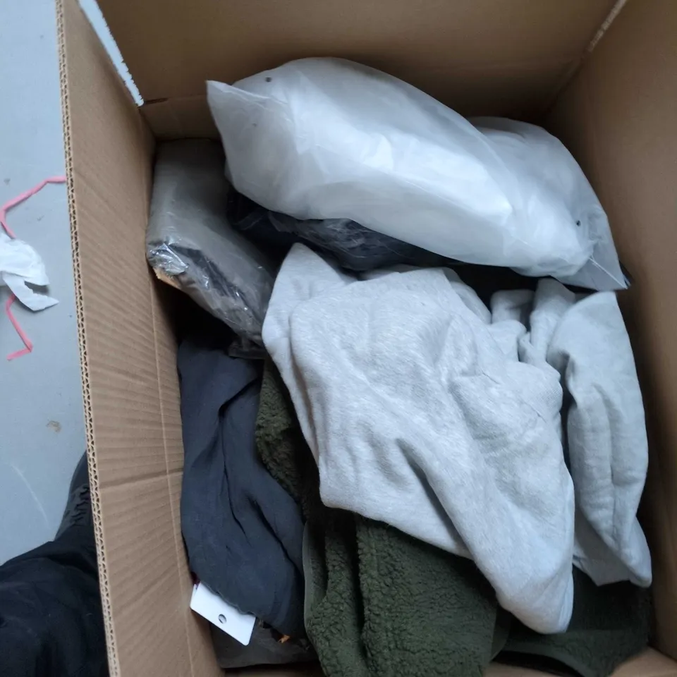 BOX OF APPROXIMATELY 20 ASSORTED CLOTHING ITEMS TO INCLUDE: BLUE PARKA AND THERMAL SHIRT