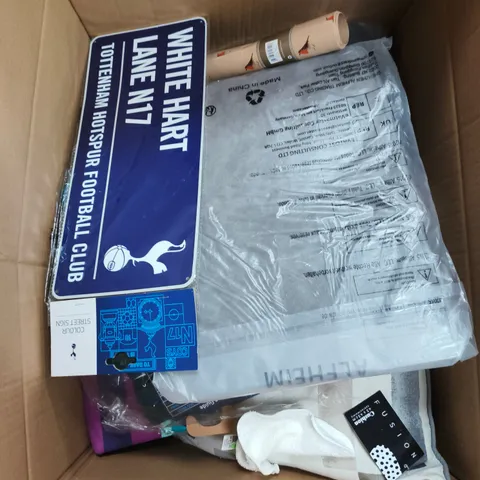 LOT OF ASSORTED HOUSEHOLD GOODS TO INCLUDE WALL PLAQUES, CUSHIONS AND WRAPPING PAPER