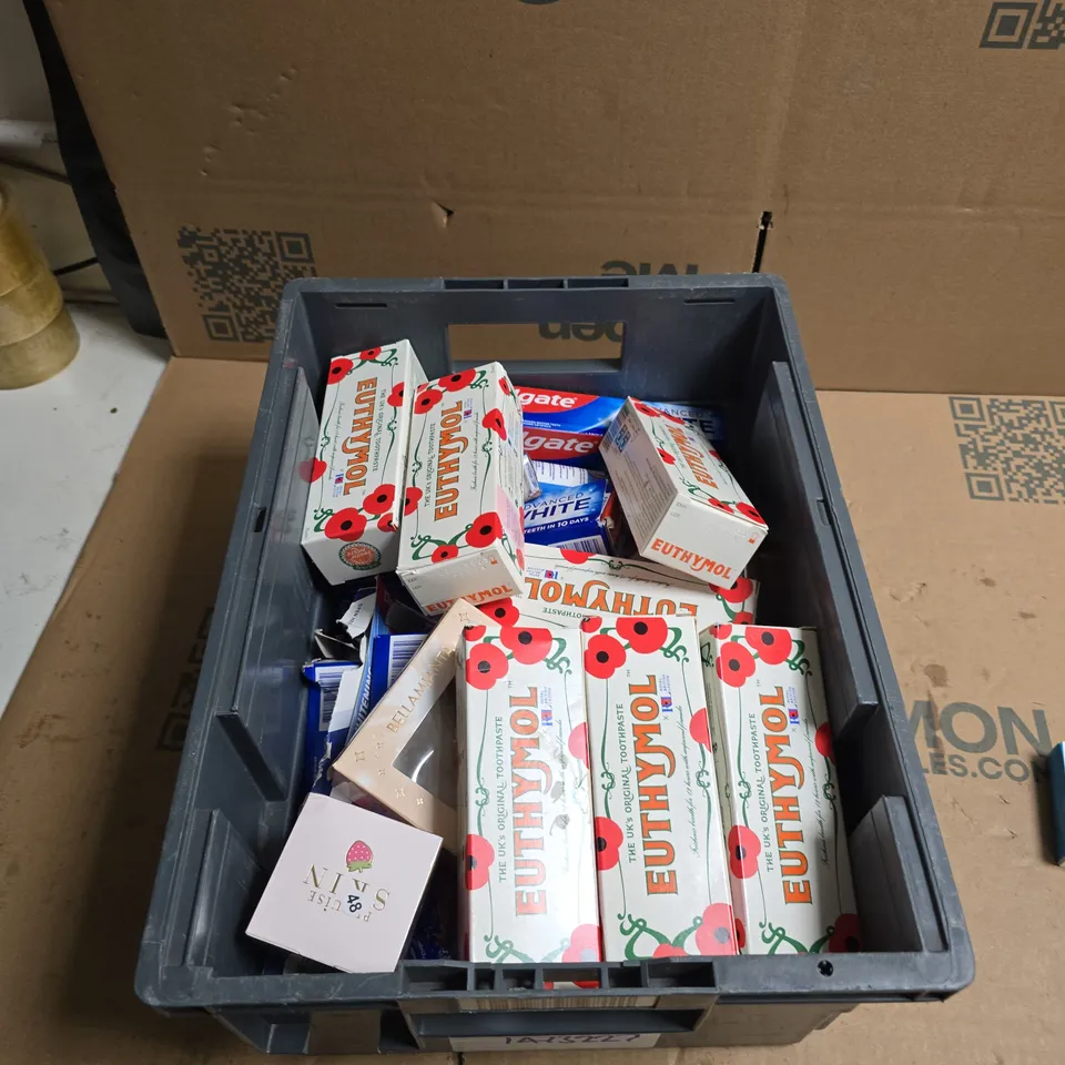 TOTE OF APPROXIMATELY 20 ASSORTED COSMETICS TO INCLUDE: NO7 CERAMIDE PRESSED POWDER 