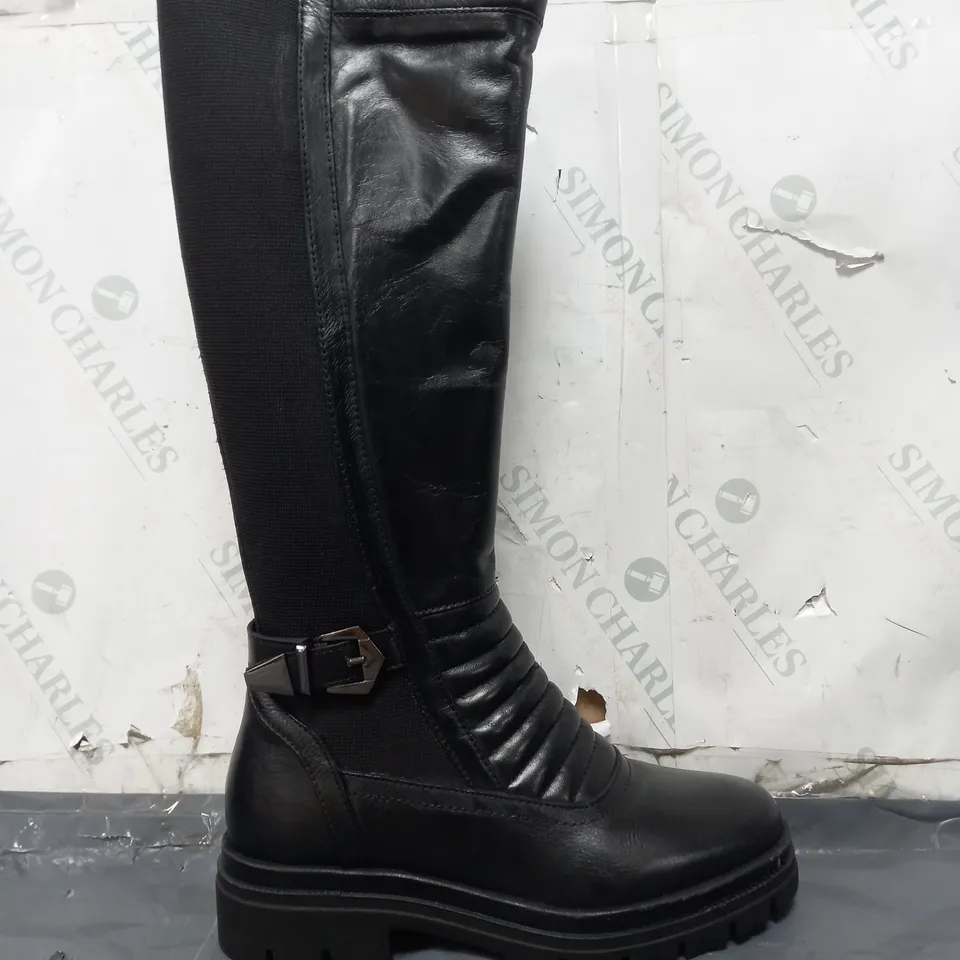 BOXED PAIR OF MODA IN PELLE QUILTED FRTONT KNEE-HIGH BOOTS IN BLACK SIZE 6