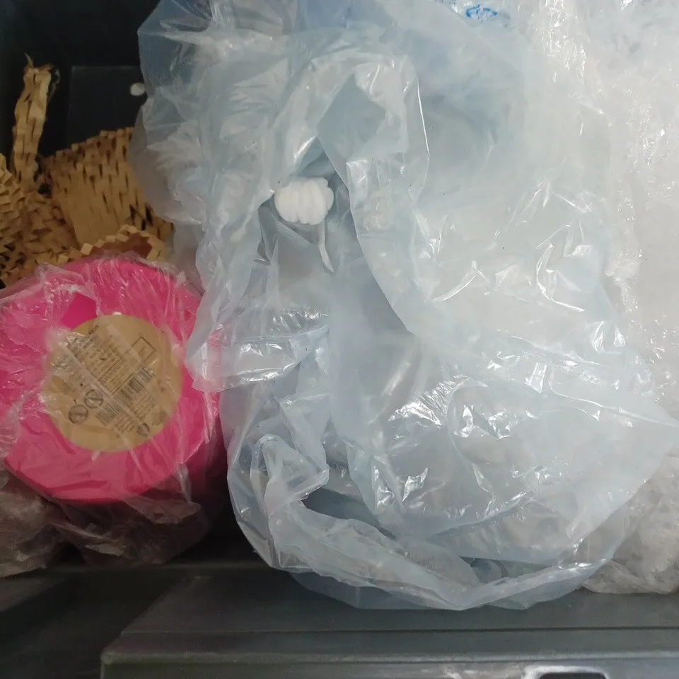 BOX OF APPROXIMATELY 5 ASSORTED ITEMS TO INCLUDE - SAPONE SOAP DISH - HARRY POTTER MUG - FLORA DISH ETC