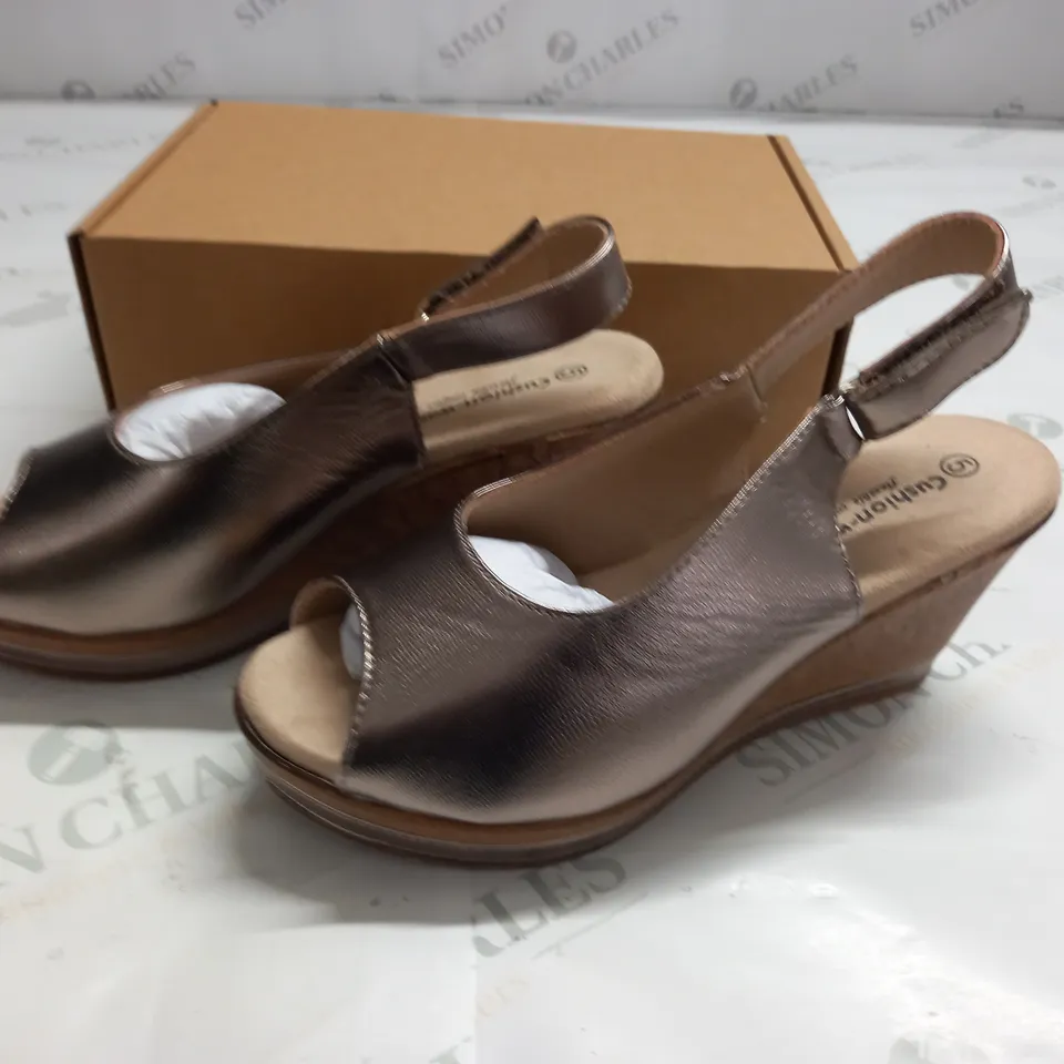 BOXED PAIR OF CUSHION WALK WEDGE HEEL SHOES IN GOLD - SIZE 5
