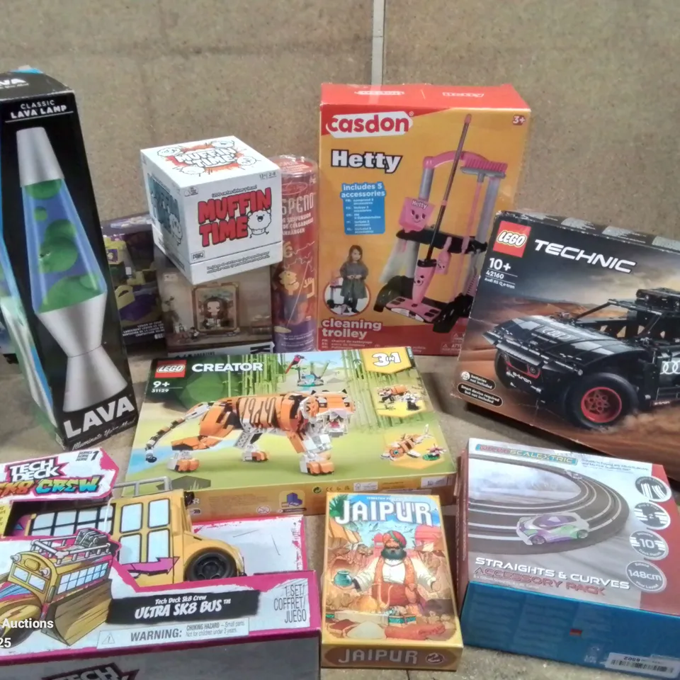 BOX OF APPROXIMATELY 10 KIDS BOXED TOYS TO INCLUDE: TECH DECK SKATE BUS, JAIPUR, MICRO SCALEXTRIC SET, HETTY CLEANING SET, LAVA LAMP, LEGO TECHNIC SET ETC.