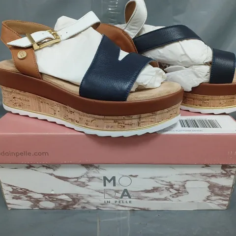 BOXED PAIR OF MODA IN PELLE WEDGE LEATHER SANDALS IN NAVY/TAN/WHITE SIZE 5