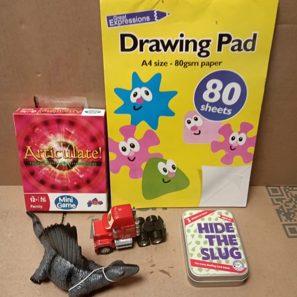 APPROXIMATELY 10 ASSORTED TOYS & GAMES PRODUCTS TO INCLUDE DRAWING PAD, HIDE THE SLUG, FLYING SPINNER ETC 