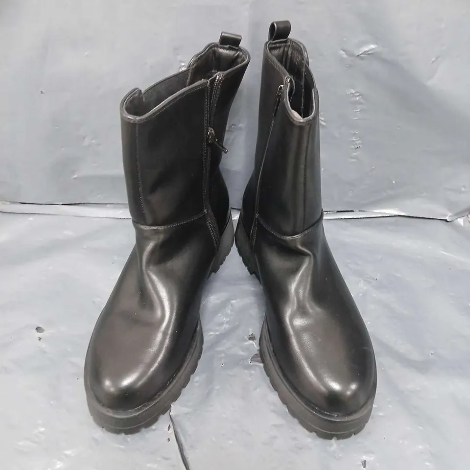 WIDE FIT CHUNKY WEDGE CHELSEA BOOT - 8