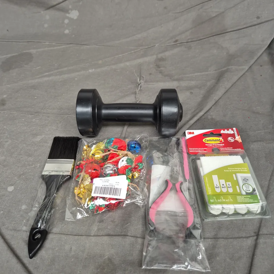 APPROXIMATELY 15 ASSORTED HOUSEHOLD ITEMS TO INCLUDE DUMBBELL, CHRISTMAS DECORATIONS AND PAINTBRUSHES