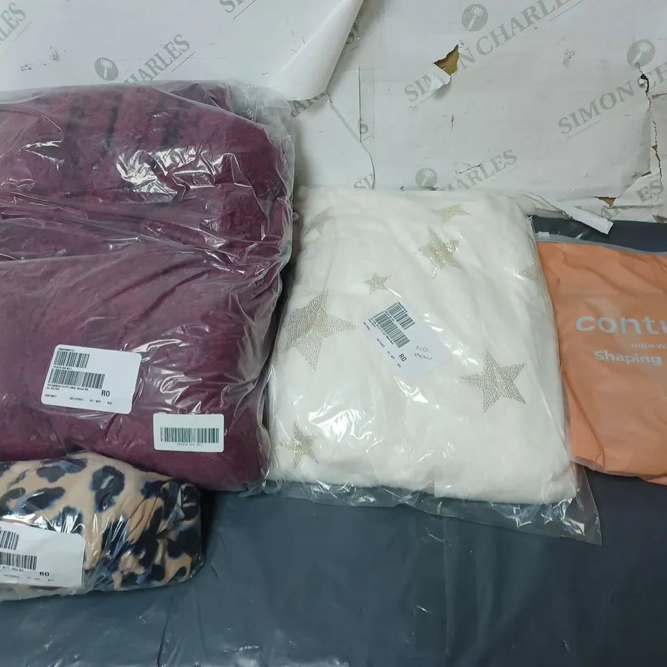 APPROXIMATELY 20 LADIES CLOTHING ITEMS IN VARIOUS COLOURS, SIZES AND STYLES