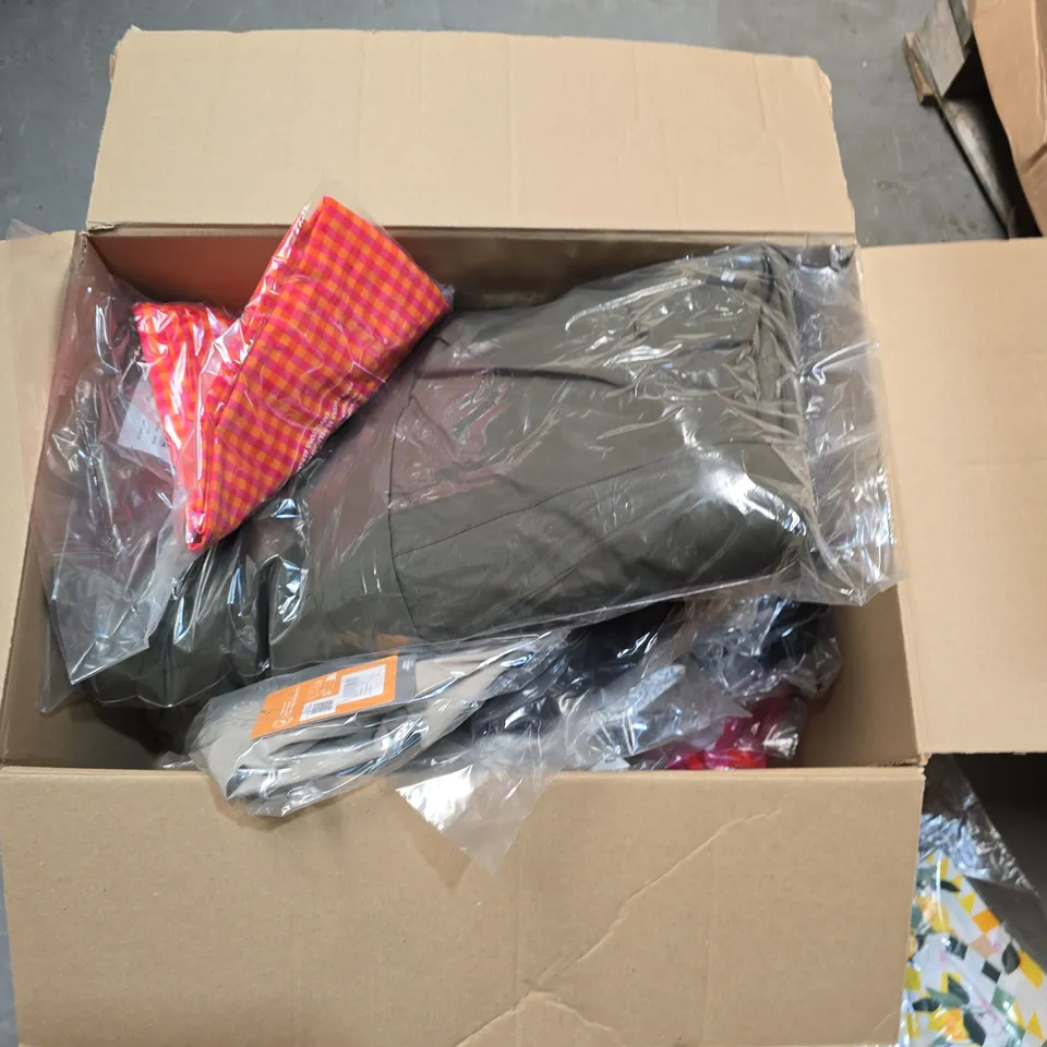 LOT OF APPROXIMATELY 30 ASSORTED BRAND NEW REGATTA AND DARE2BE CLOTHING ITEMS