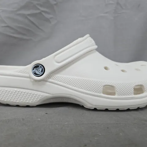 UNBOXED PAIR OF CROCS CLASSIC ALL TERRAIN CLOGS IN WHITE SIZE UK M7/W10