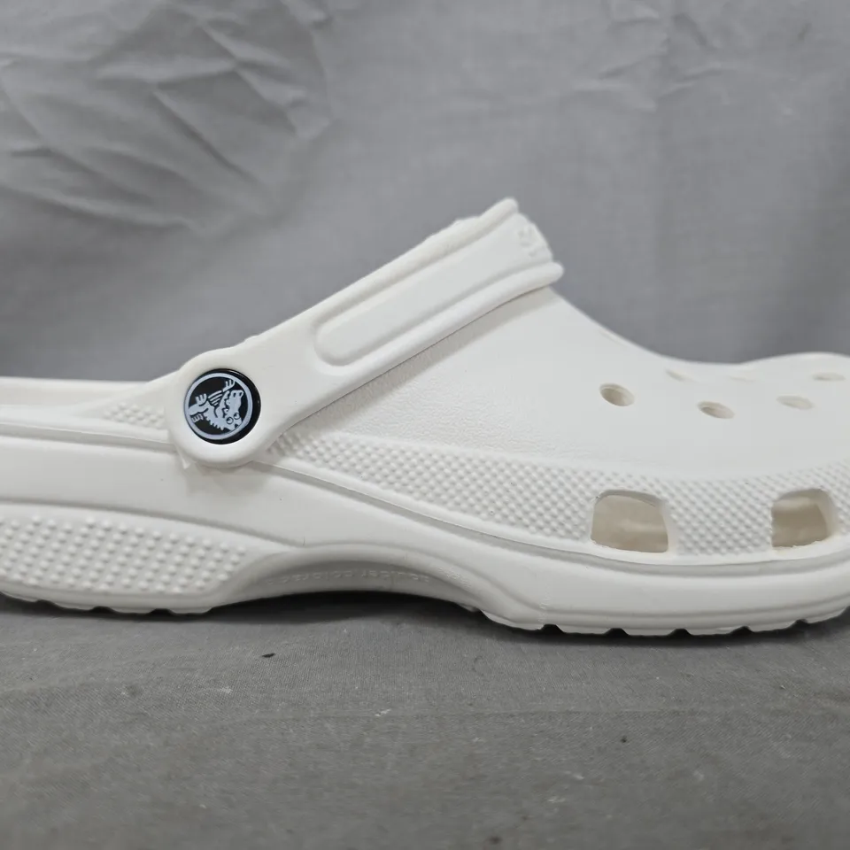 UNBOXED PAIR OF CROCS CLASSIC ALL TERRAIN CLOGS IN WHITE SIZE UK M7/W10