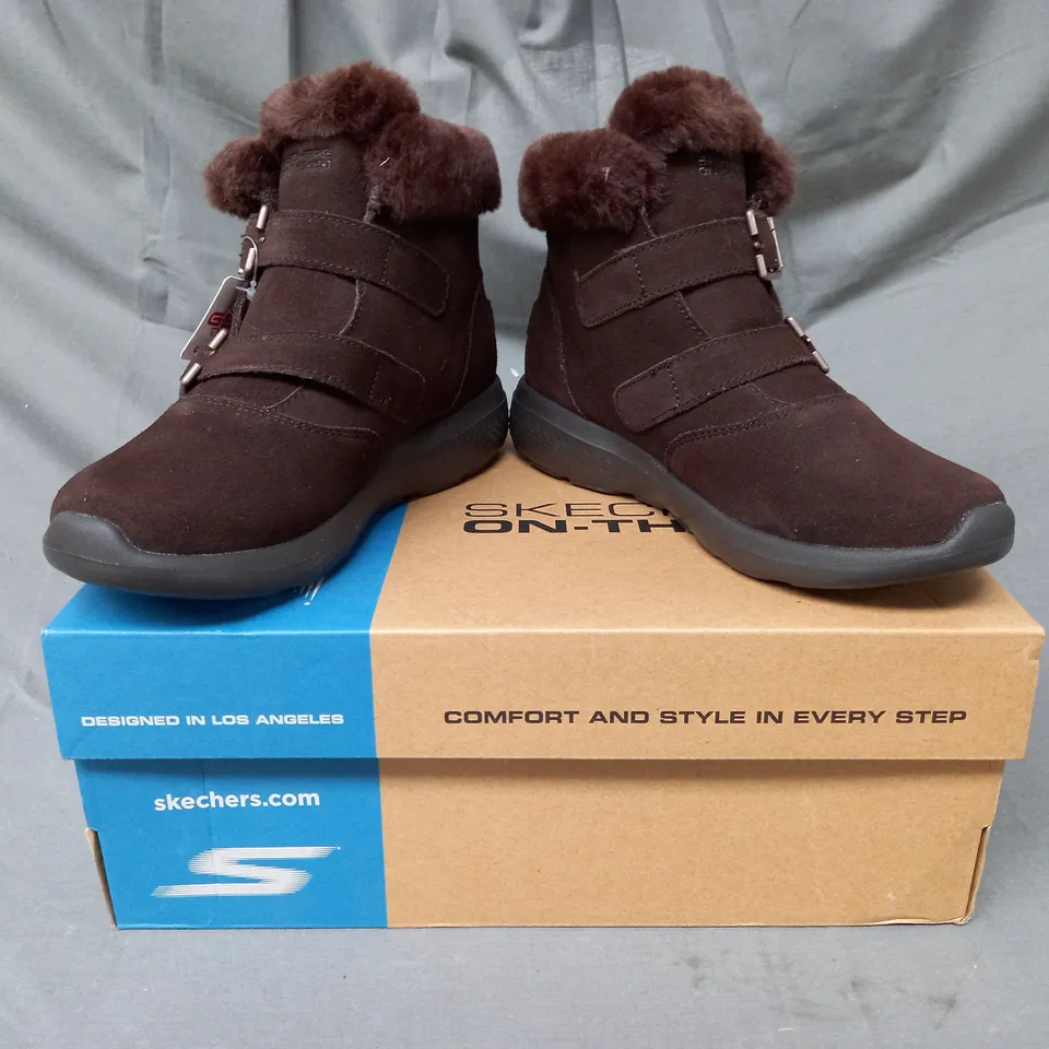 BOXED PAIR OF SKECHERS SHOES IN CHOCOLATE SIZE 4.5
