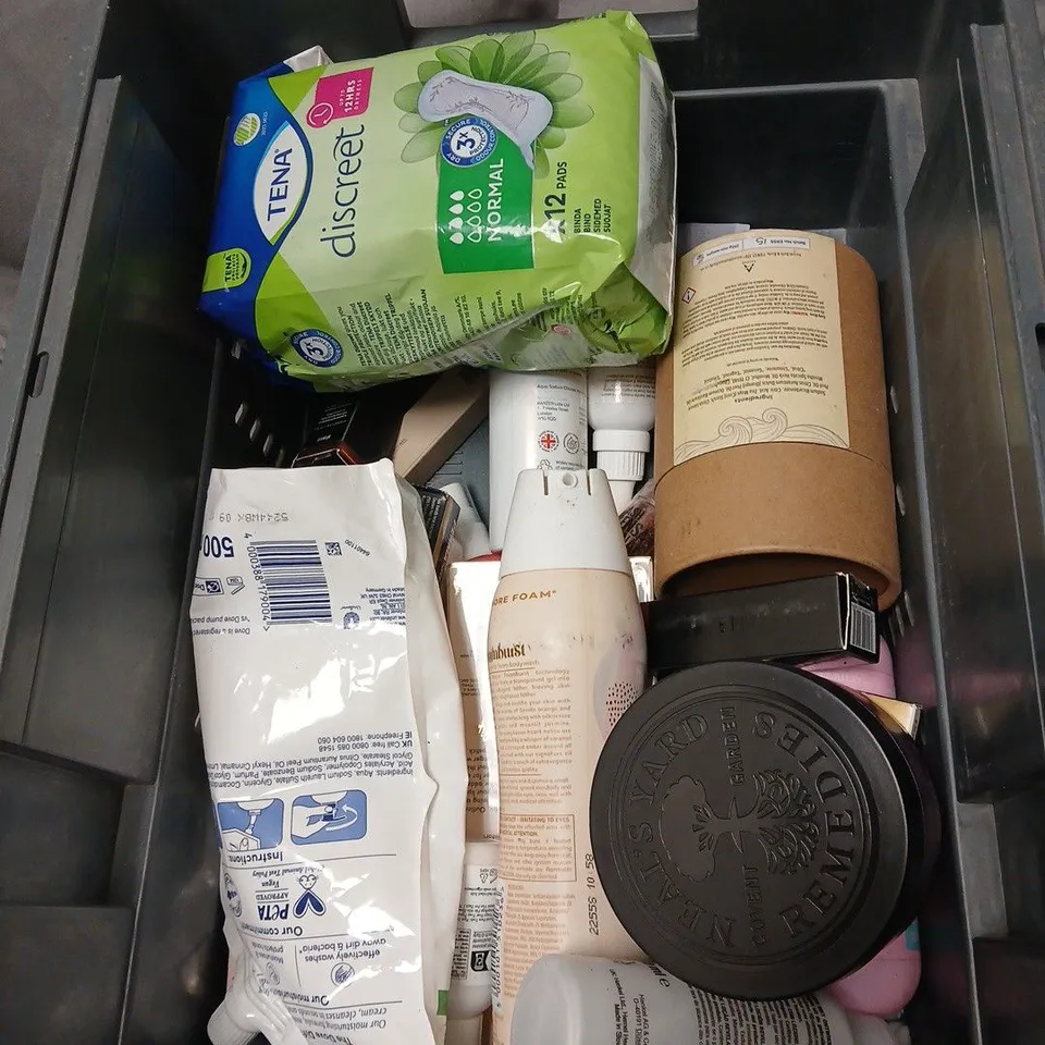 APPROXIMATELY 20 ITEMS INCLUDING ASSORTED HEALTH & BEAUTY LOT: AUSSIE MIRACLE MOIST DETANGLING CONDITIONER, DERMATICA TUBE, BREATHE EASY SHOWER STEAMERS, TENA DISCREET PADS & MISC TOILETRIES.