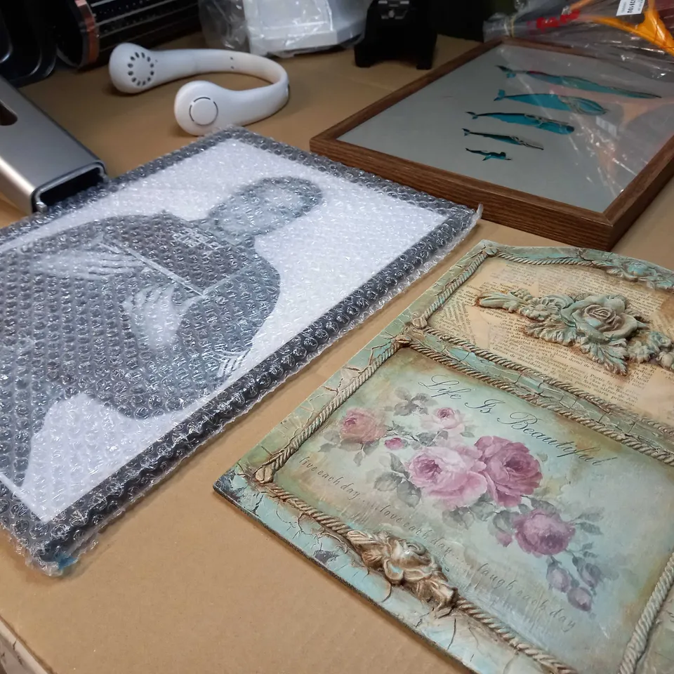 LARGE BOX OF APPROXIMATELY 15 ASSORTED HOUSEHOLD ITEMS TO INCLUDE: TENNIS RACKET, OVEN TRAY, WALL ART/FRAMED PICTURES