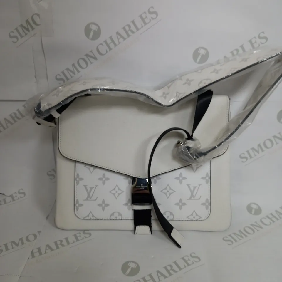 LOUIS VUITTON CROSS BODY BAG IN WHITE 