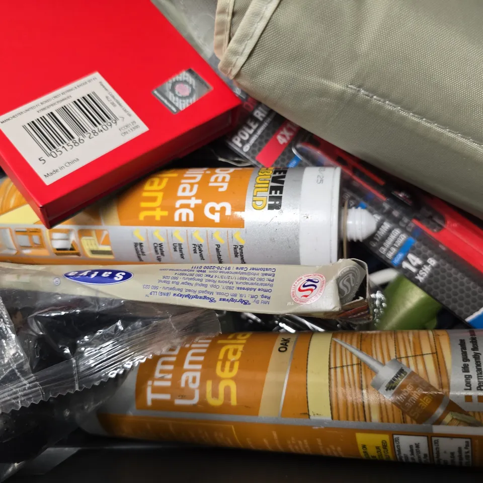 APPROXIMATELY 12 ASSORTED ITEMS TO INCLUDE - CRICKET BOX , POLE RIG , BACK SCRATCHER ETC