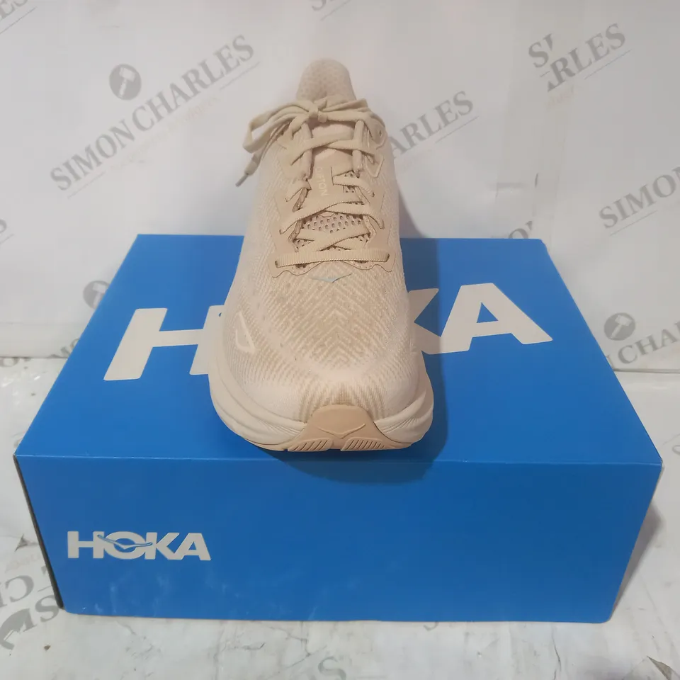 BOXED PAIR OF HOKA TRAINERS IN BEIGE UK SIZE 8