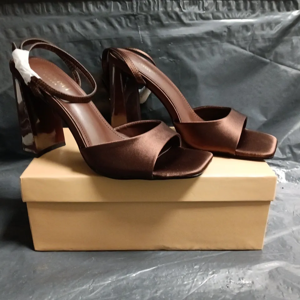 BOXED PAIR OF SIMMI LONDON OPEN TOE BLOCK HEEL SANDALS IN CHOCOLATE SIZE UK 6