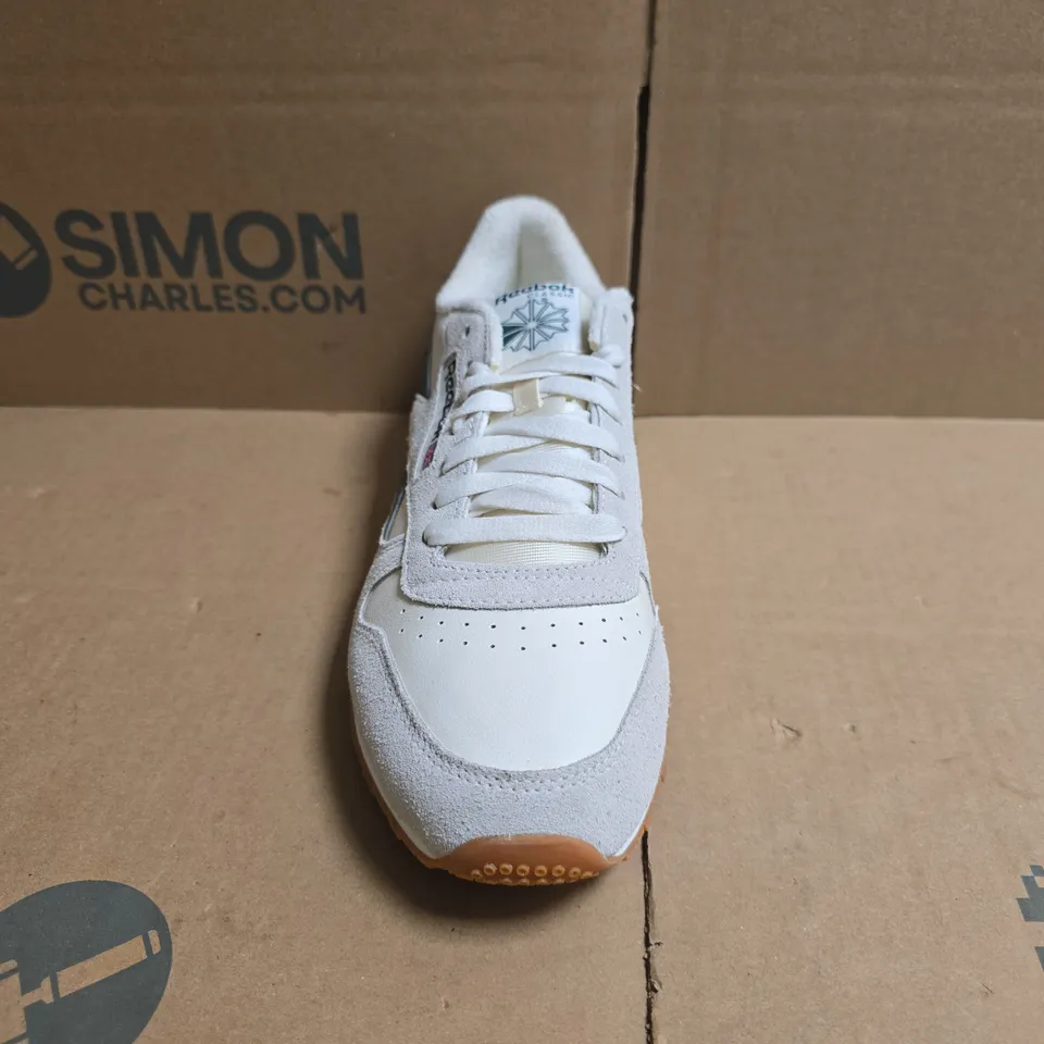 PAIR OF REEBOK CLASSIC LEATHER TRAINERS IN OFF WHITE/GREEN SIZE UK 9