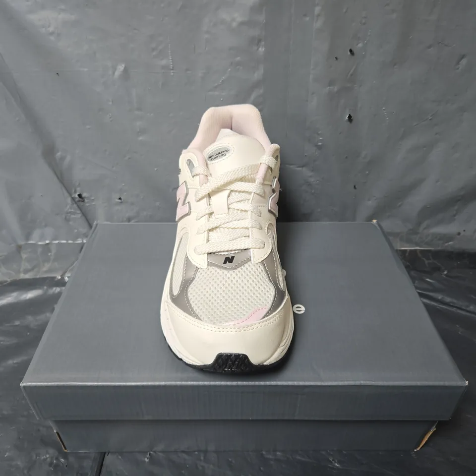 BOXED PAIR OF NEW BALANCE 2002R TRAINERS IN WHITE/PINK - UK 6