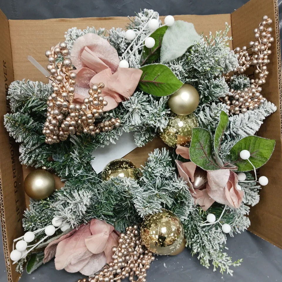 WINTER ROSE LIT CHRISTMAS WREATH RRP £35.99