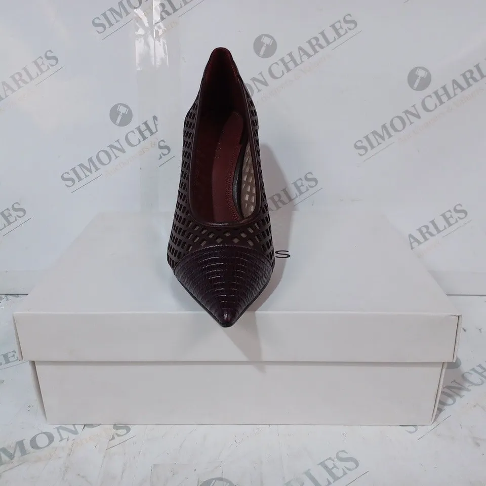 BOXED PAIR OF REISS CLOVER LIZARD SLIP-ON HEELS IN POMEGRANATE SIZE 4