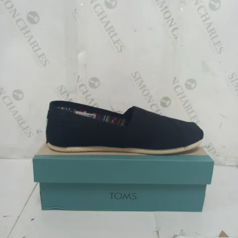 BOXED TOMS CLASSIC SLIP ON SIZE 8