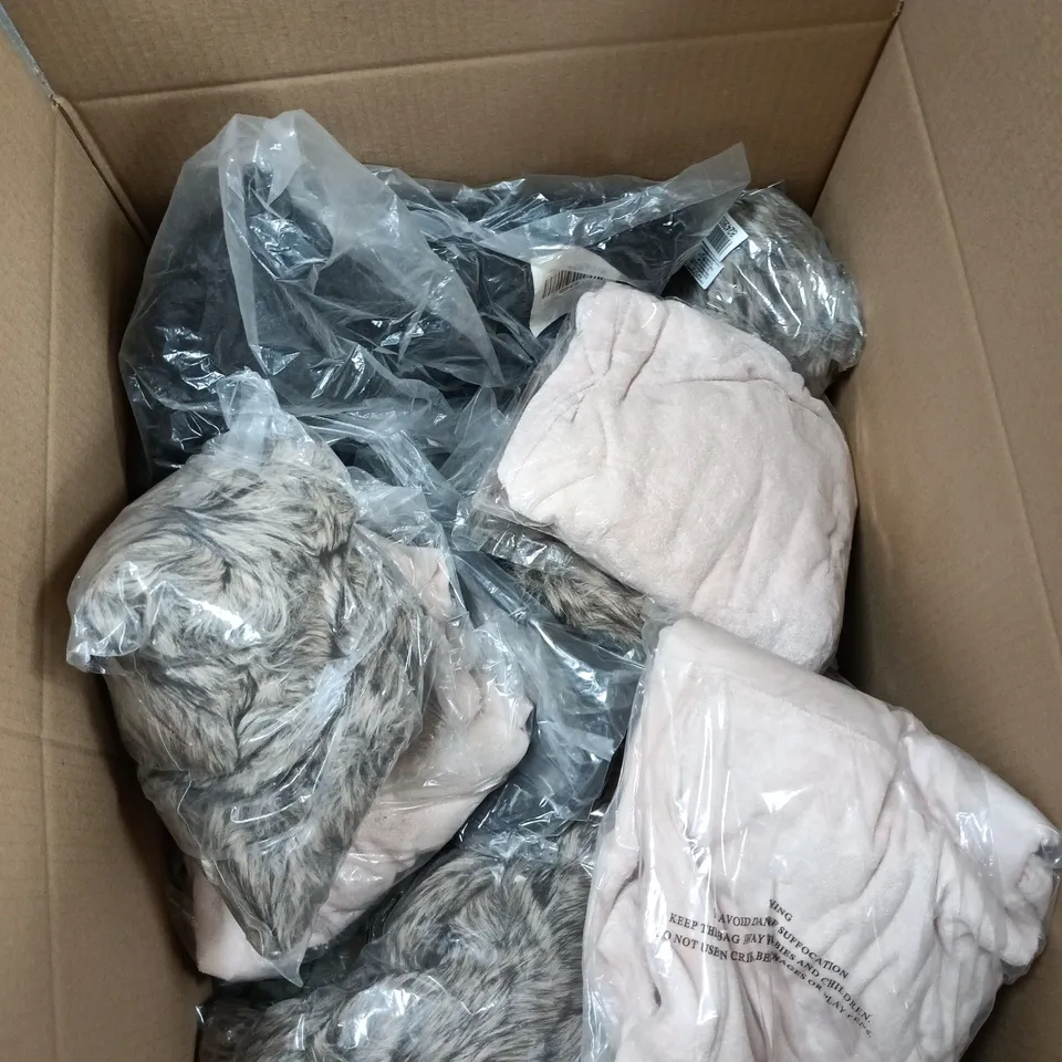 BOX OF APPROXIMATELY 20 ASSORTED ITEMS TO INCLUDE CUSHION WALK FOOTWEAR, SOUL STAR CLOTHING ETC