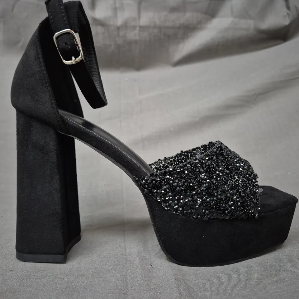 BOXED PAIR OF UNBRANDED OPEN TOE PLATFORM BLOCK HEEL SANDALS IN BLACK SIZE EU 41